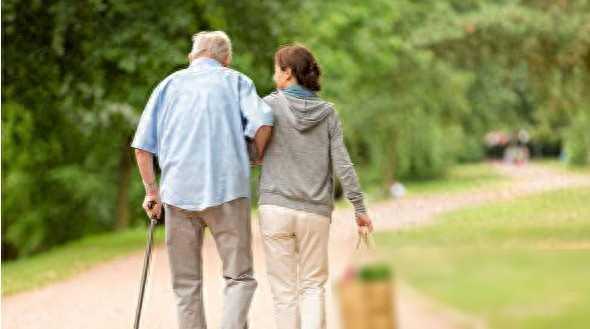 宴请一个老同学吃饭，席间装作要接一个电话，我悄然选择了逃离！