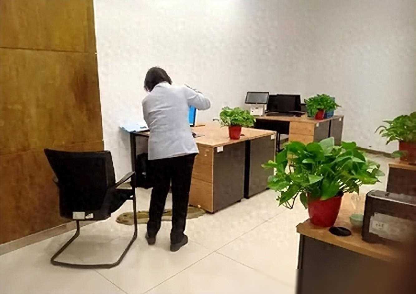 小区供暖她接母亲来猫冬，丈夫转头接来婆婆：你妈能来我妈就能来