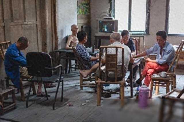 退休老头因寂寞经常宴请附近外来打工的，最后却惨死家中