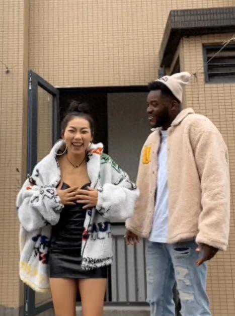 美女和黑人男友拍视频秀恩爱，满眼喜欢满心欢喜，眼馋了单身网友