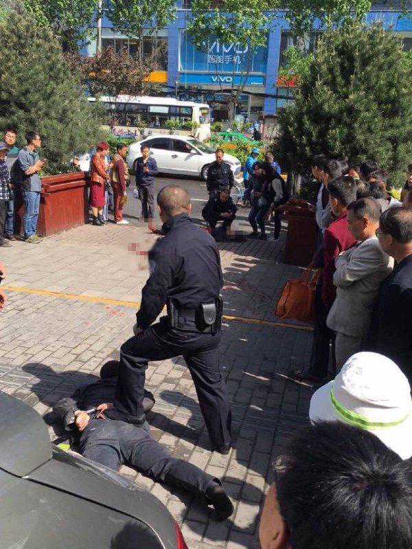 20岁清秀女子路边征婚，要求对方有房有车有单位