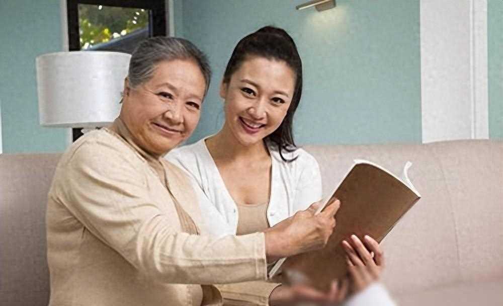 独居老头晕倒无人问津，他儿子大骂邻居无情，在场人说：他活该