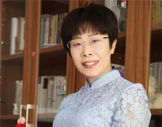 才女蒙曼：32岁走红百家讲坛，45岁还未婚，父母为其买房苦苦征婚