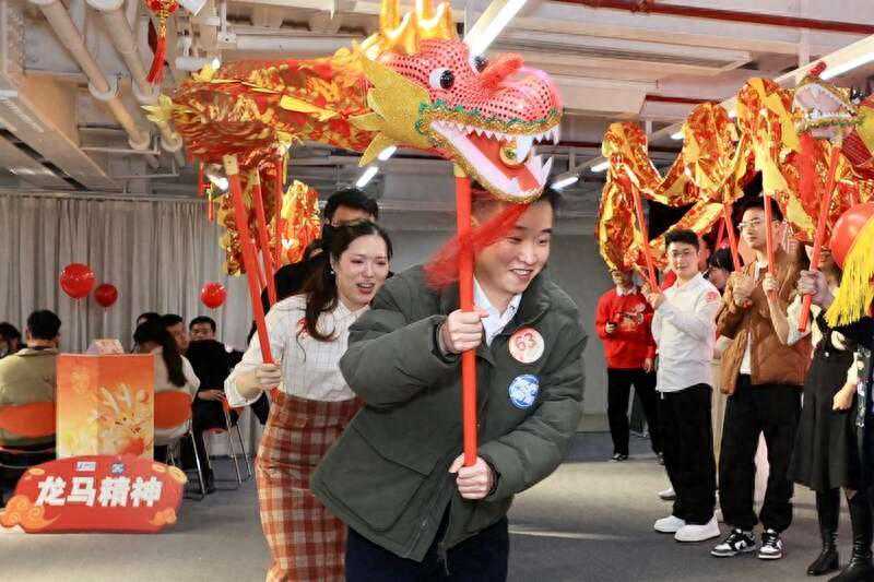 到百年越秀西湖花市“寻缘”，广州青年交友活动年味十足