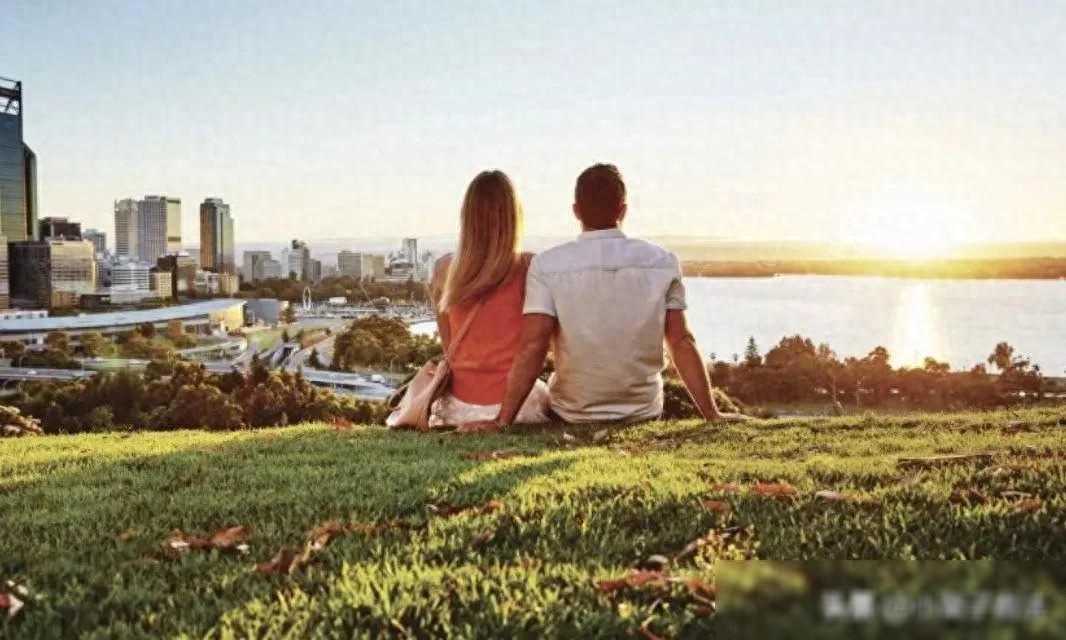 贵州遵义，男子通过微信摇一摇添加了附近的女子，两人在后山散步