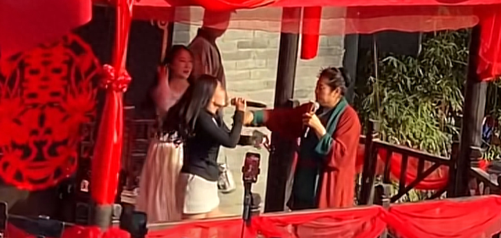 邯郸女子登台替闺蜜征婚，网友怒批：太包容！王婆出手请其下台！