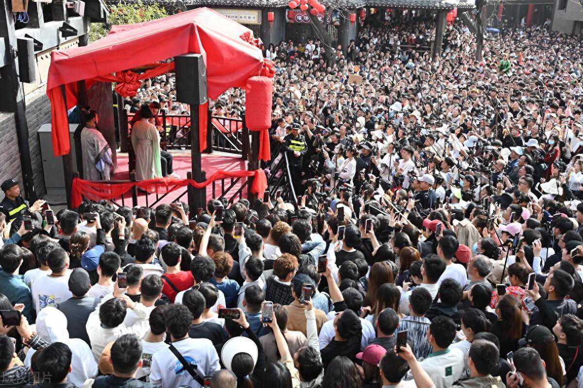 河南开封“王婆”爆火1个月后，我才知道，她根本不是什么媒婆