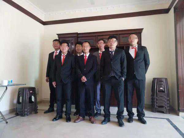 承包街边广告牌，伯明翰男子公开征婚：给马利克找个老婆