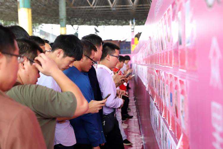 东莞举办万人相亲会，90后单身青年增多，163对男女成功牵手