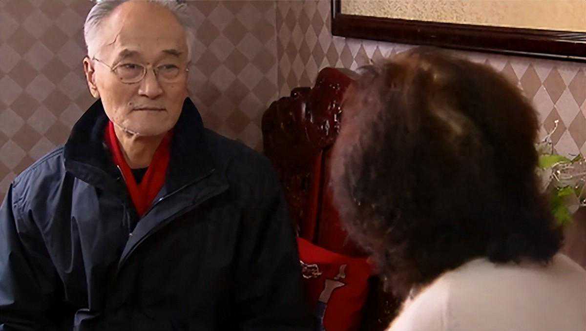 90岁上海大爷征婚，谁知老伴没找到，意外找回失散40年的女儿