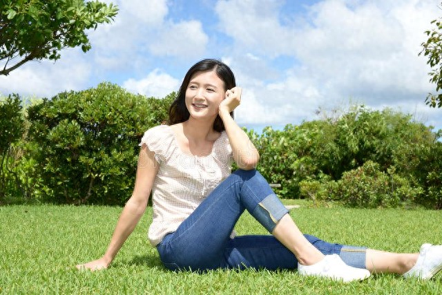 男女第一次相亲，因为害羞都不敢看对方一眼，网友：多半能成