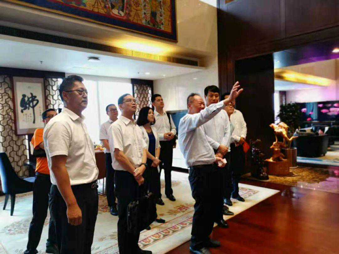 从一名泥瓦工到“佛系”地产大亨，他总说：你不好，我好个鬼