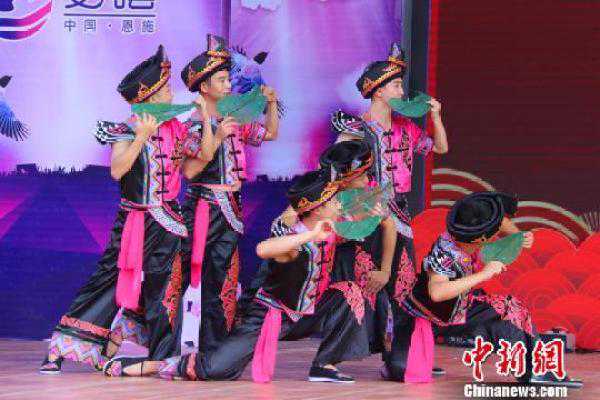 土家族青年湖北恩施“赶场相亲”传统婚俗传承300余年