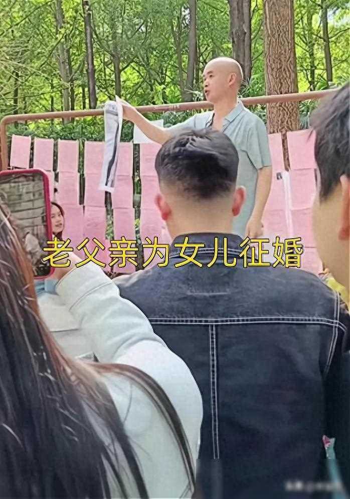 江苏南京男子为让女儿脱单，相亲角大喊：谁要我闺女，我倒贴50