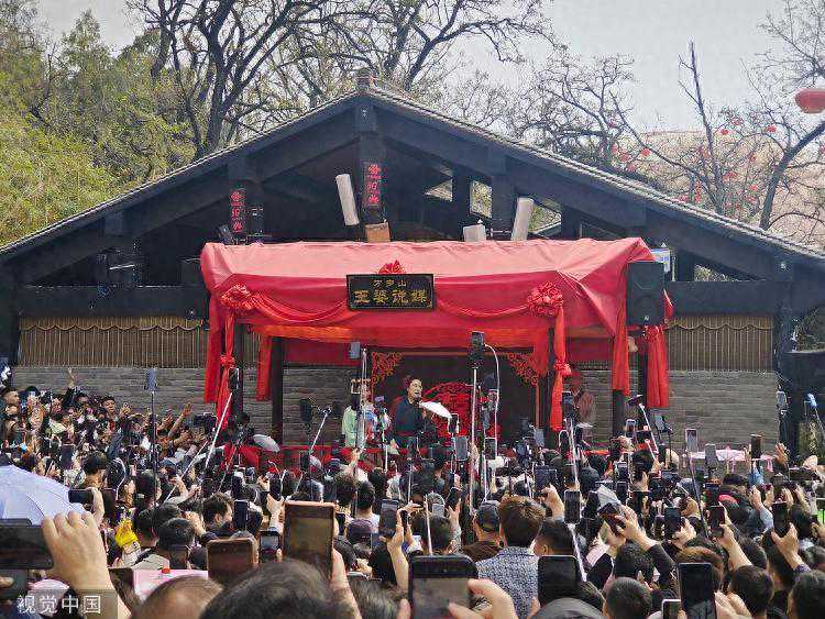 开封王婆爆火背后：去年婚介所新增破5万家 直播间流行“速配”找对象