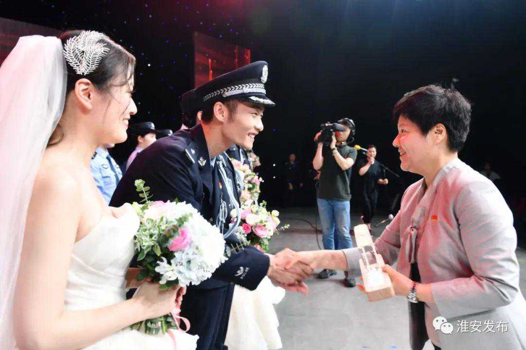 “婚期可以延期，爱情永不过期！”淮安市委书记蔡丽新为他们证婚！
