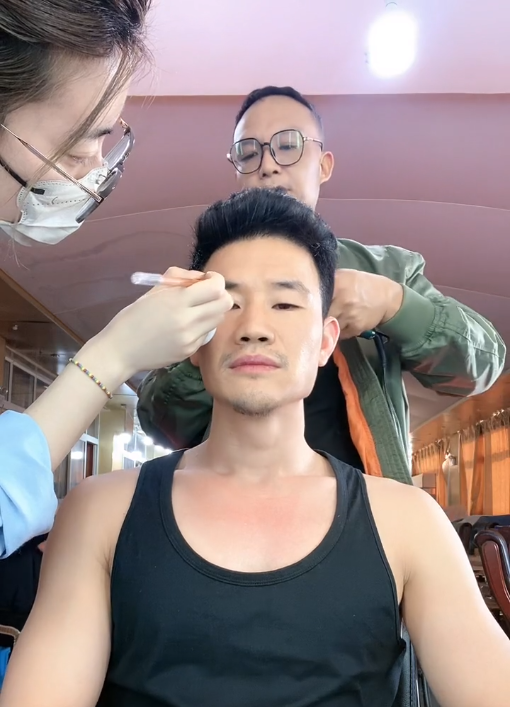 谢孟伟：拍戏间隙开直播，变身红娘公开为自己25岁的女化妆师征婚