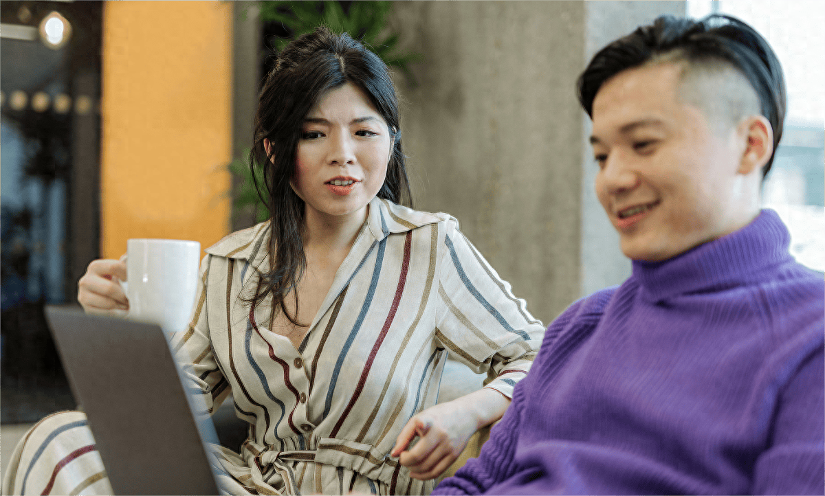 杭州37岁女子在公园举牌征婚，要100万彩礼，自己有双胞胎女儿