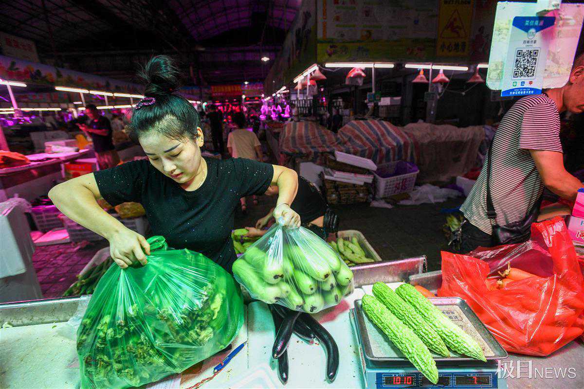 蔬菜丫头菜摊逐梦的故事经本报报道后，粉丝前来求合影企业伸出橄榄枝