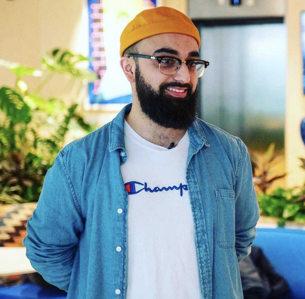 英国穆斯林小哥登广告牌给自己征婚："请救我脱离包办婚姻！"