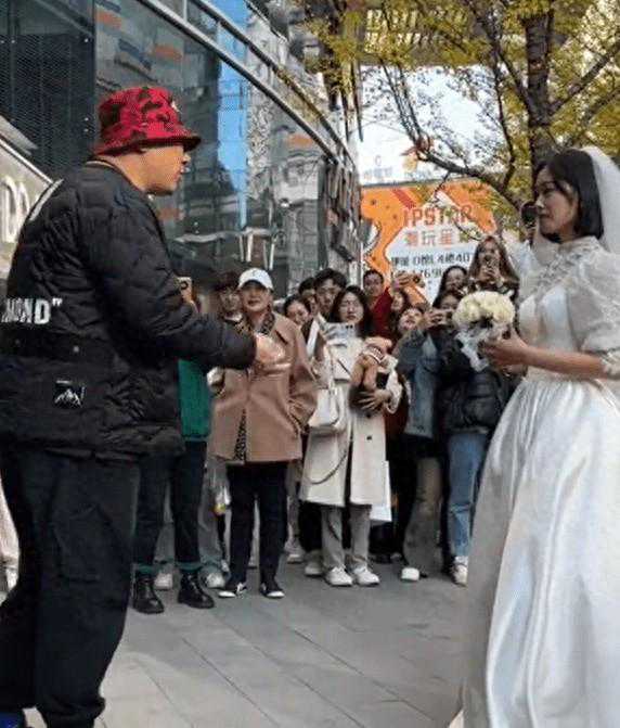 辽宁女子婚纱求婚被拒：爱你但不能娶