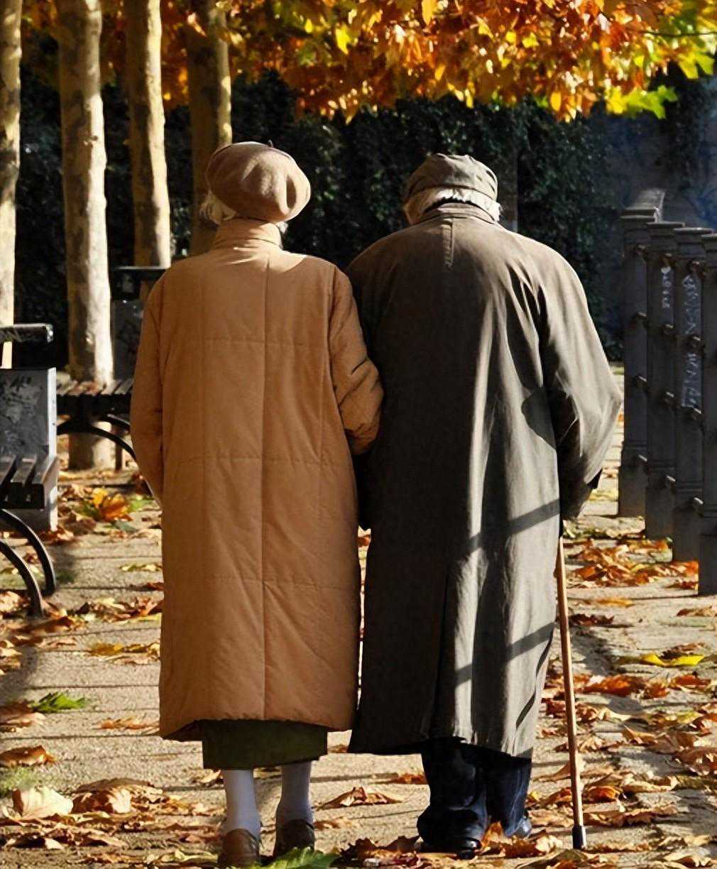 63岁老人再婚56岁大妈，彼此隐藏的秘密在新婚之夜揭开