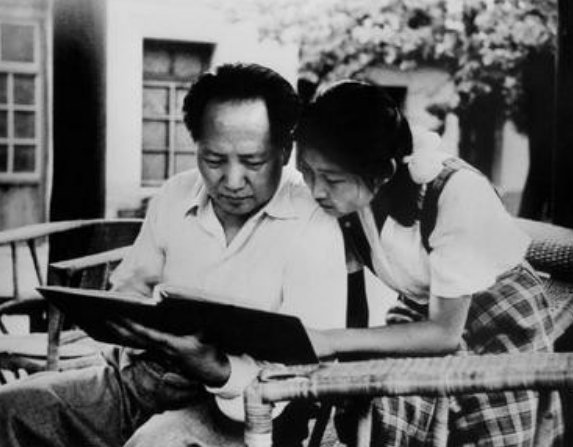 1959年，李敏结婚，毛主席主持婚礼：你的哥哥在北京，你邀请他嘛