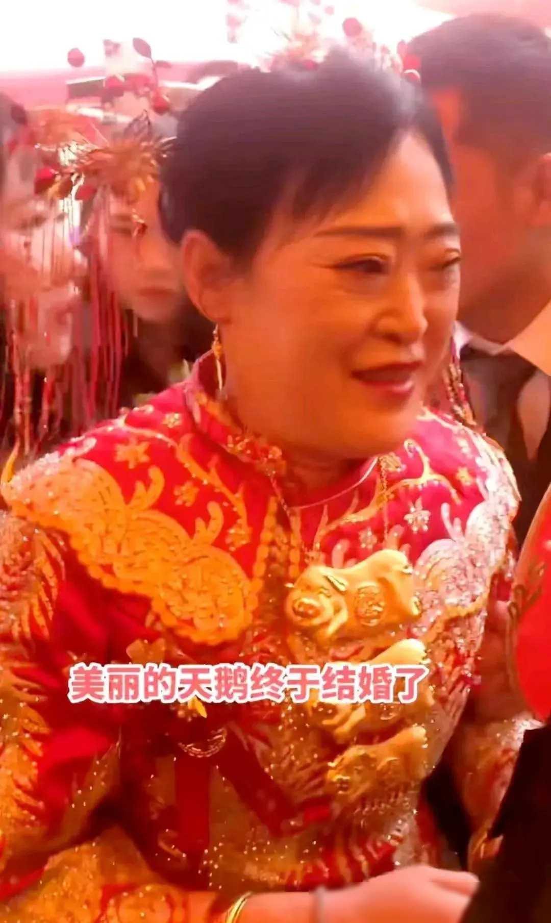 68岁网红天鹅姐大婚，结婚对象竟然28岁，现场丑态百出很热闹