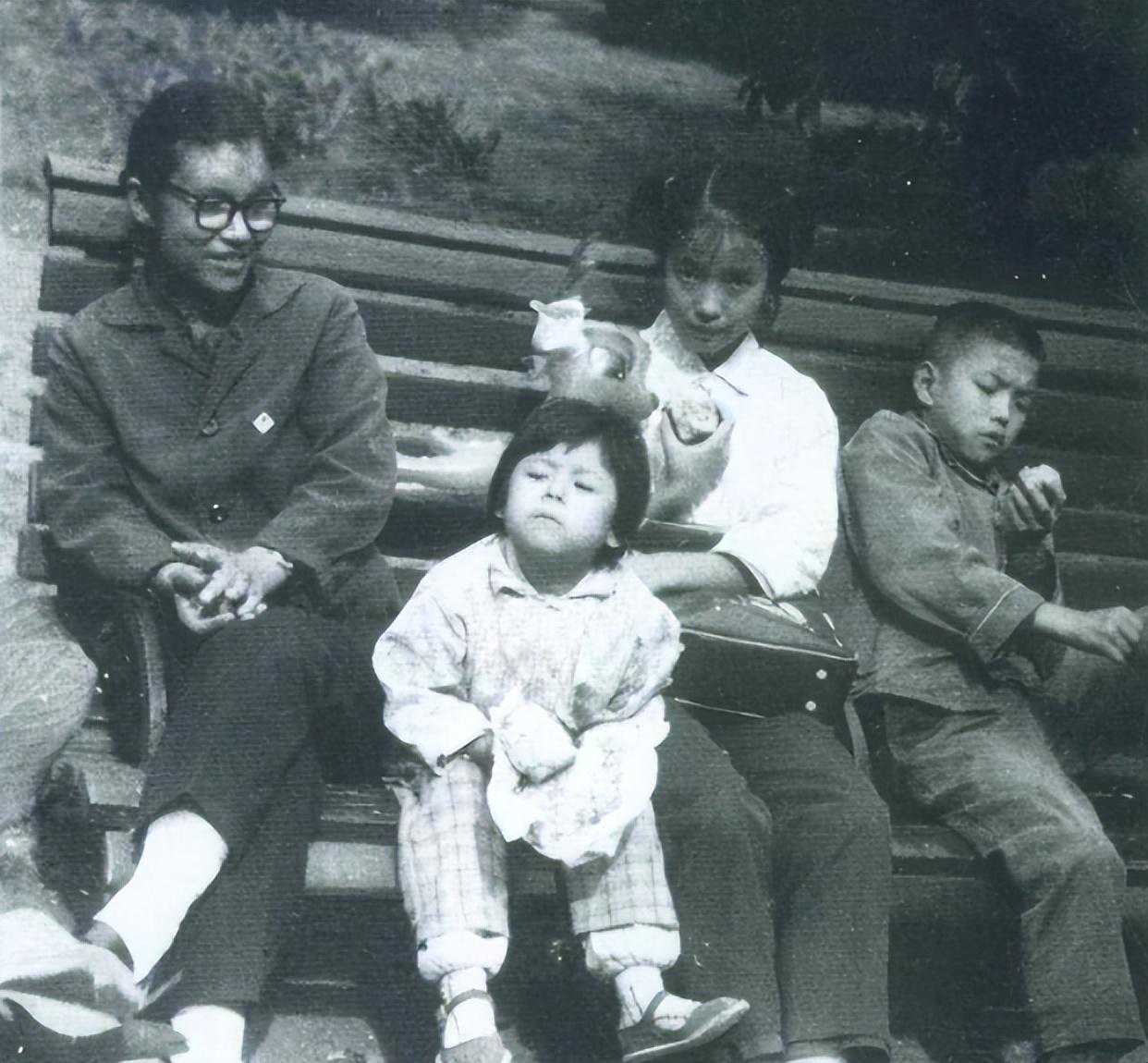 与吕丽萍离婚，张丰毅背骂名，如今再看那段婚姻，发现没那么简单