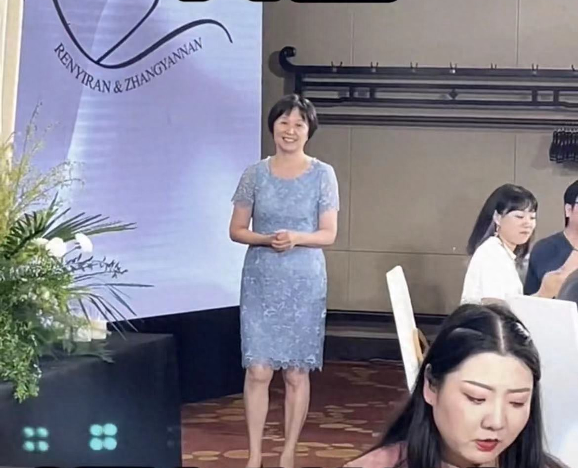 非诚勿扰黄菡当婚礼证婚人，走路踉跄苍老，住南京千万别墅带外孙