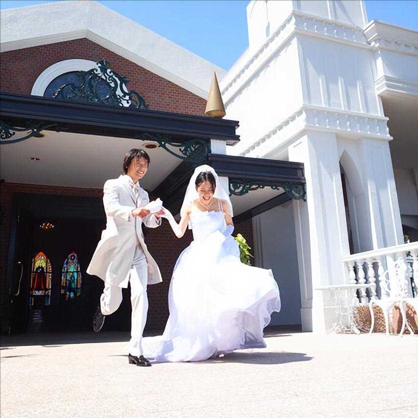 三无婚礼风靡年轻圈，不仅省钱还省时省力，网友 祼婚时代真的来了