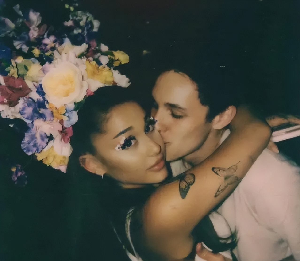 30岁巨星格兰德正式离婚！给前夫730万分手费，结婚仅2年感情破裂