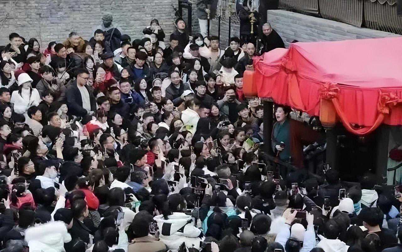 开封王婆爆火之后，揭开了年轻人婚配的伤疤