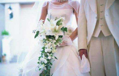 为什么在婚姻典礼时，新娘总是站在新郎的左边？