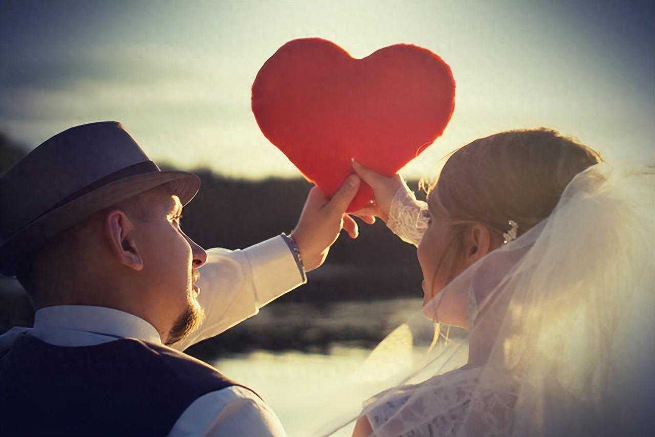 和他恋爱15年，结果他却和我的闺蜜隐婚生子了