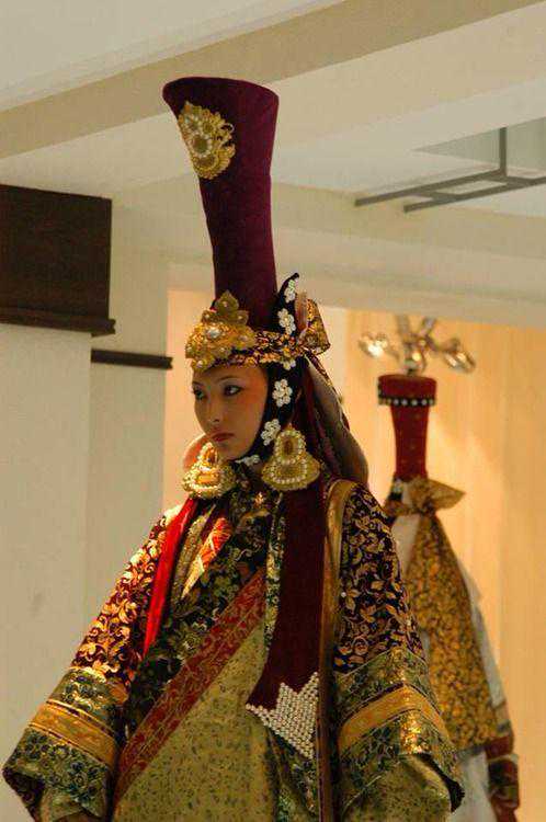 大元蒙古人的帽子，外形奇葩毫不实用，已婚女人必备