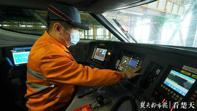 铁路小夫妻把婚礼提前到9月举行，国庆长假坚守岗位