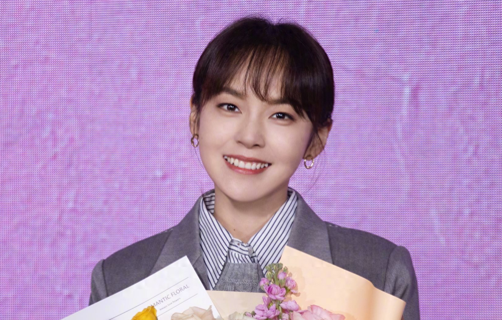 她是陈晓同班同学，拒认亲生父亲，却帮继父向亲妈求婚