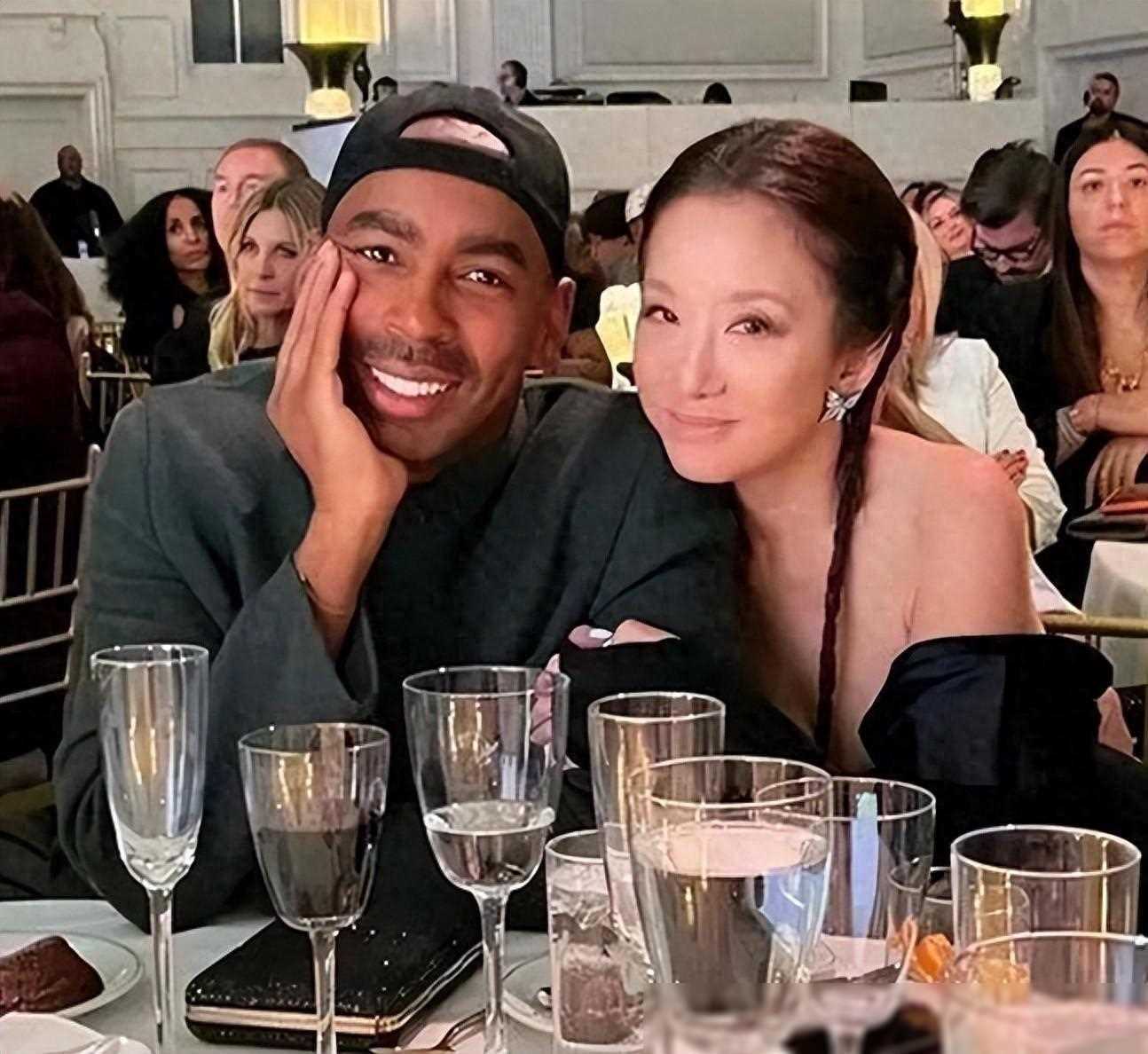 “时尚魔女”王薇薇：63岁离婚，与27岁小鲜肉热恋，她活成了