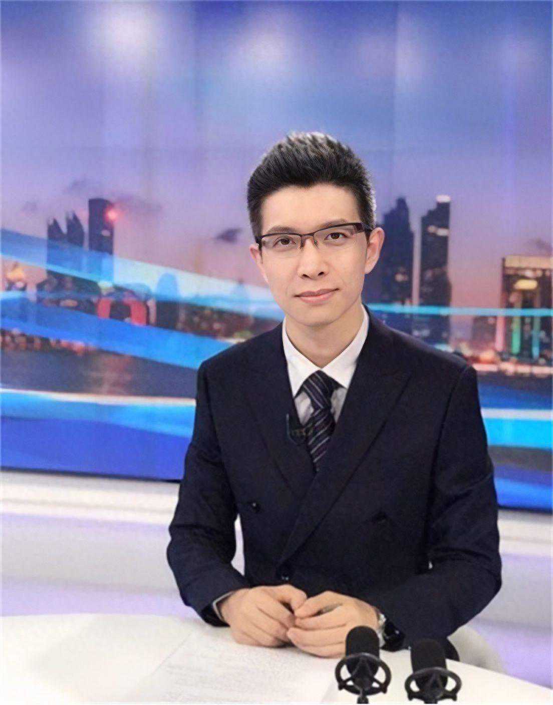 他是“央视梗王”，一度逼“疯”手语老师，44岁白了头都没结婚