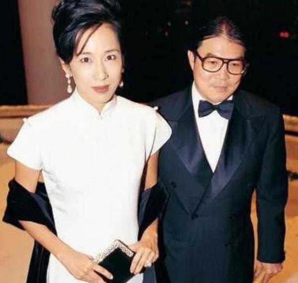 她与千亿丈夫离婚后，转身嫁46亿富豪，如今活成朴实太太