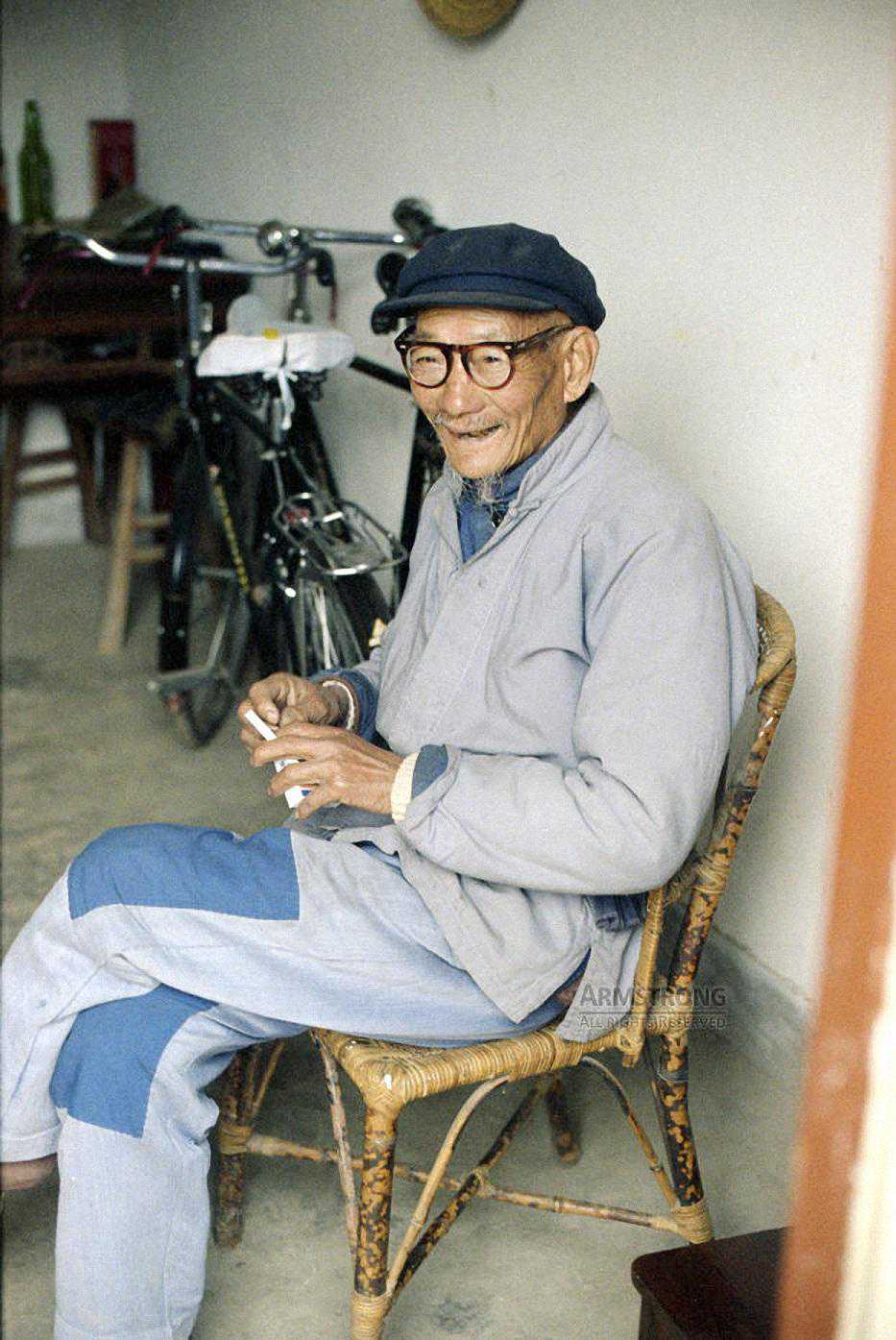 出差期间，27岁已婚少妇与55岁男上司发生关系，内心愧疚