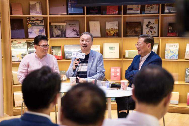 《金庸往事》披露金大侠三段婚姻：他在酒吧邂逅挚爱“小龙女”