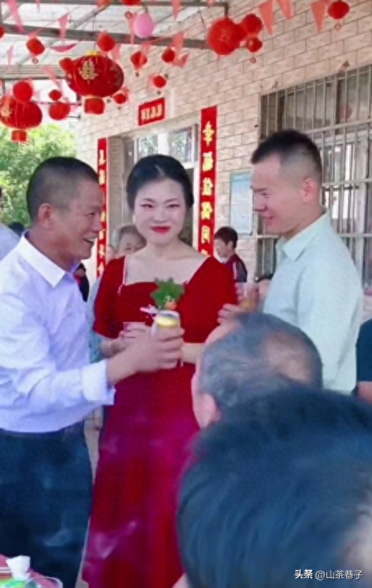陕西男子结婚现场，公公搂着儿媳妇敬酒，网友：儿子真大方！