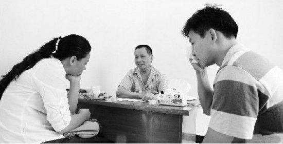 女儿成婚，后妈省吃俭用送八万嫁妆，回家探亲让她心情复杂