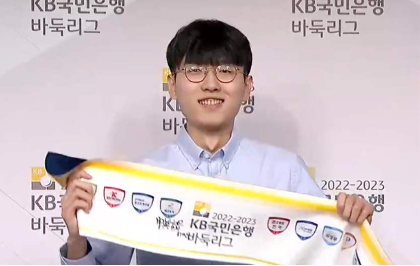 韩国联赛上演棋手喜剧人 有人新婚秀恩爱 有人合十为谁哀