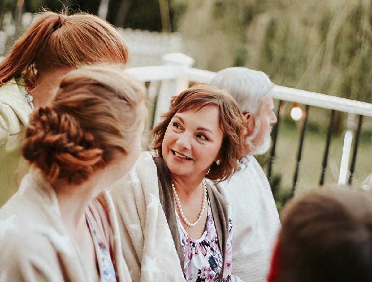 “别摸了，我求你了”结婚当天新娘差点被毁：更恶心的，还在后面