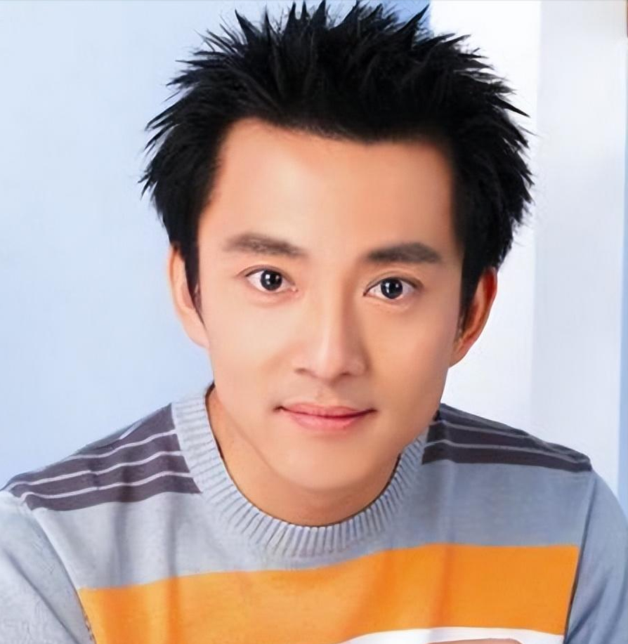 “央视才子”亚宁，被迫转型成为总裁，如今已满头白发婚姻成谜