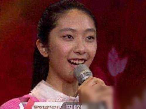 55岁于文华全家照，25岁女儿如花似玉，二婚丈夫也超级帅气！