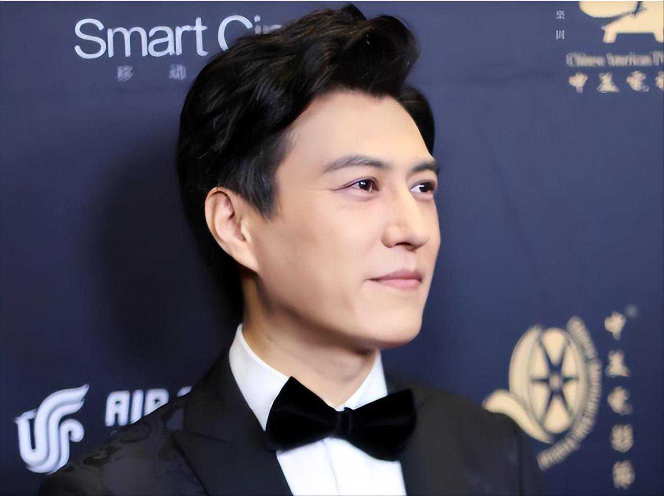 靠两个“母亲”上位，为何转身娶二婚的李佳为妻？靳东过往不简单